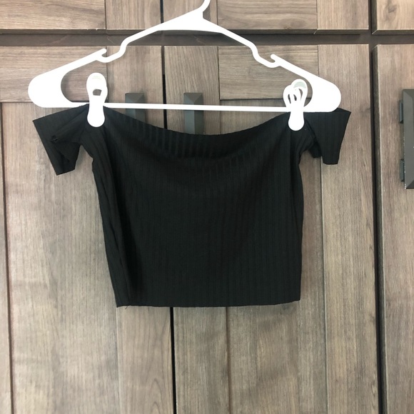 Tops - Black off shoulder crop top